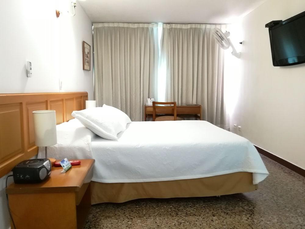 Hotel Villavicencio Plaza Екстер'єр фото