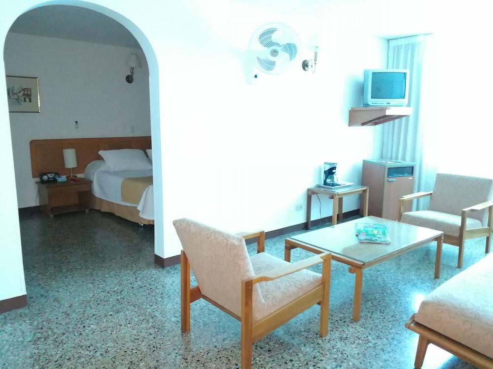 Hotel Villavicencio Plaza Екстер'єр фото
