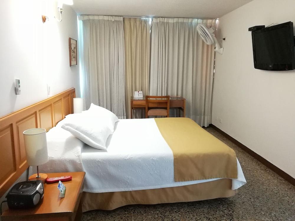 Hotel Villavicencio Plaza Екстер'єр фото
