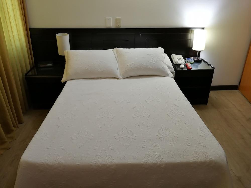 Hotel Villavicencio Plaza Екстер'єр фото