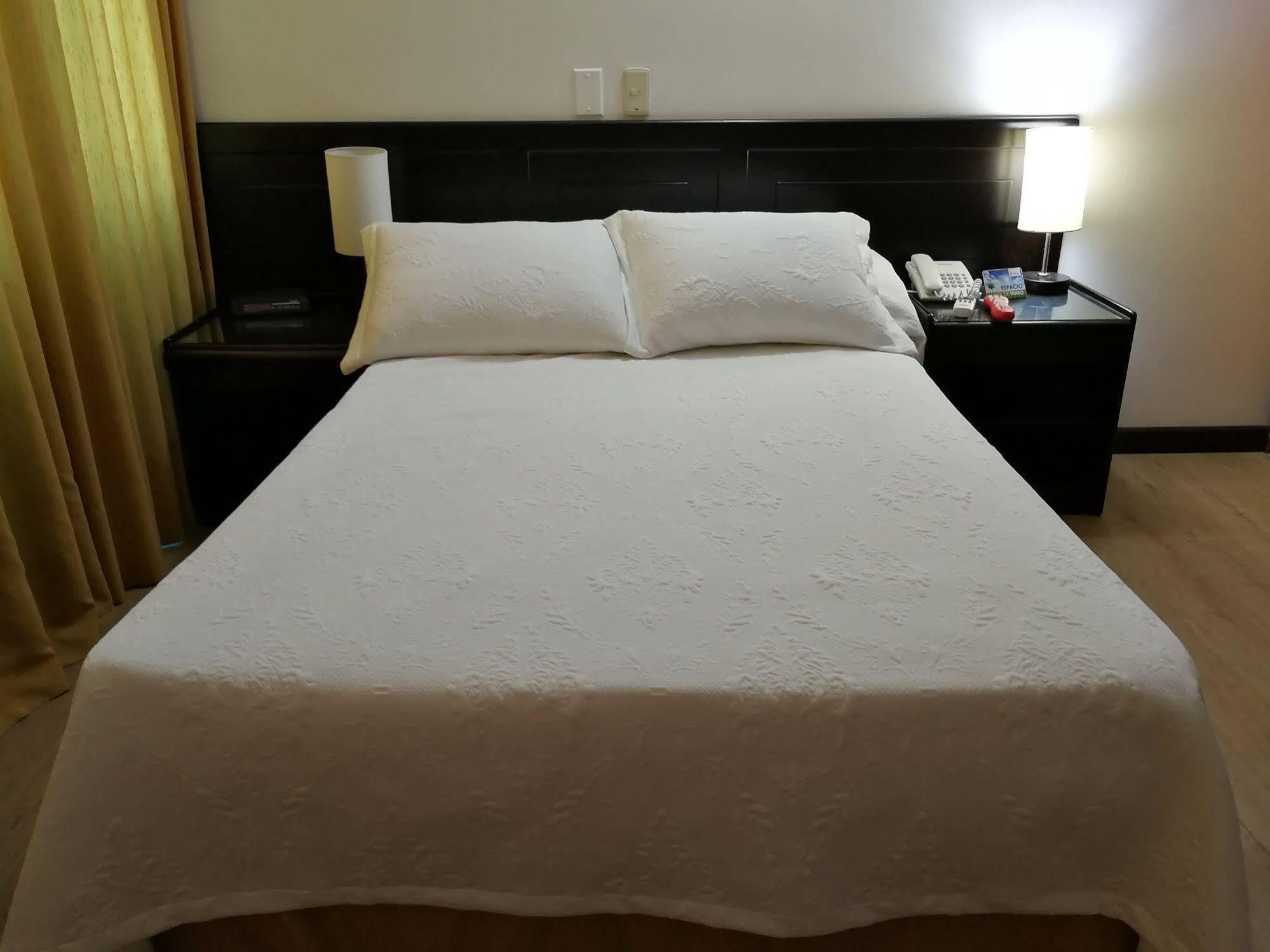 Hotel Villavicencio Plaza Екстер'єр фото