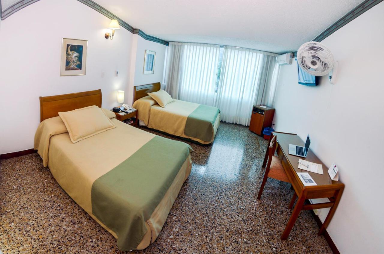 Hotel Villavicencio Plaza Екстер'єр фото